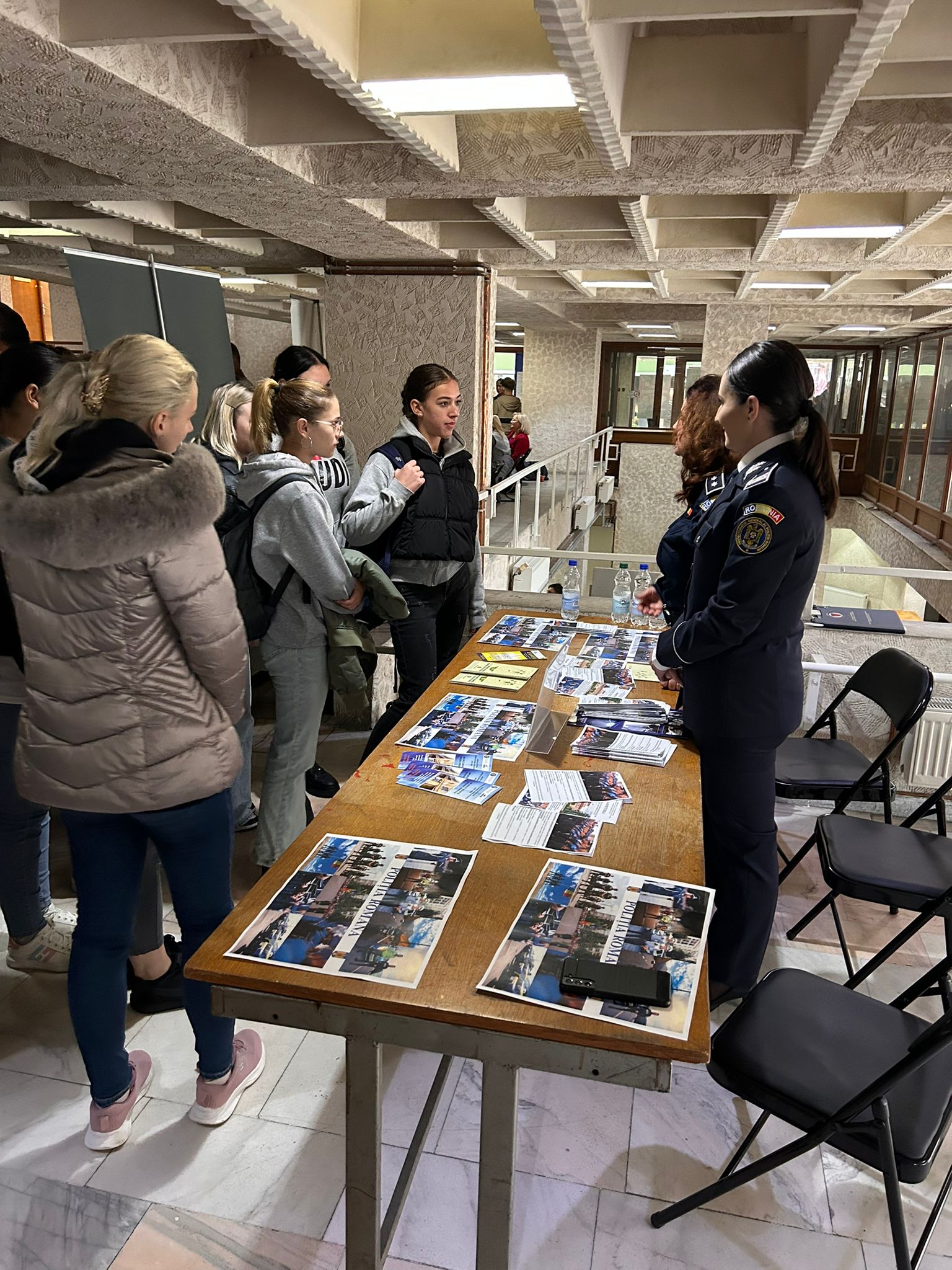 FOTO. Activități de promovare a profesiei de polițist în cadrul  Bursei Locurilor de Muncă