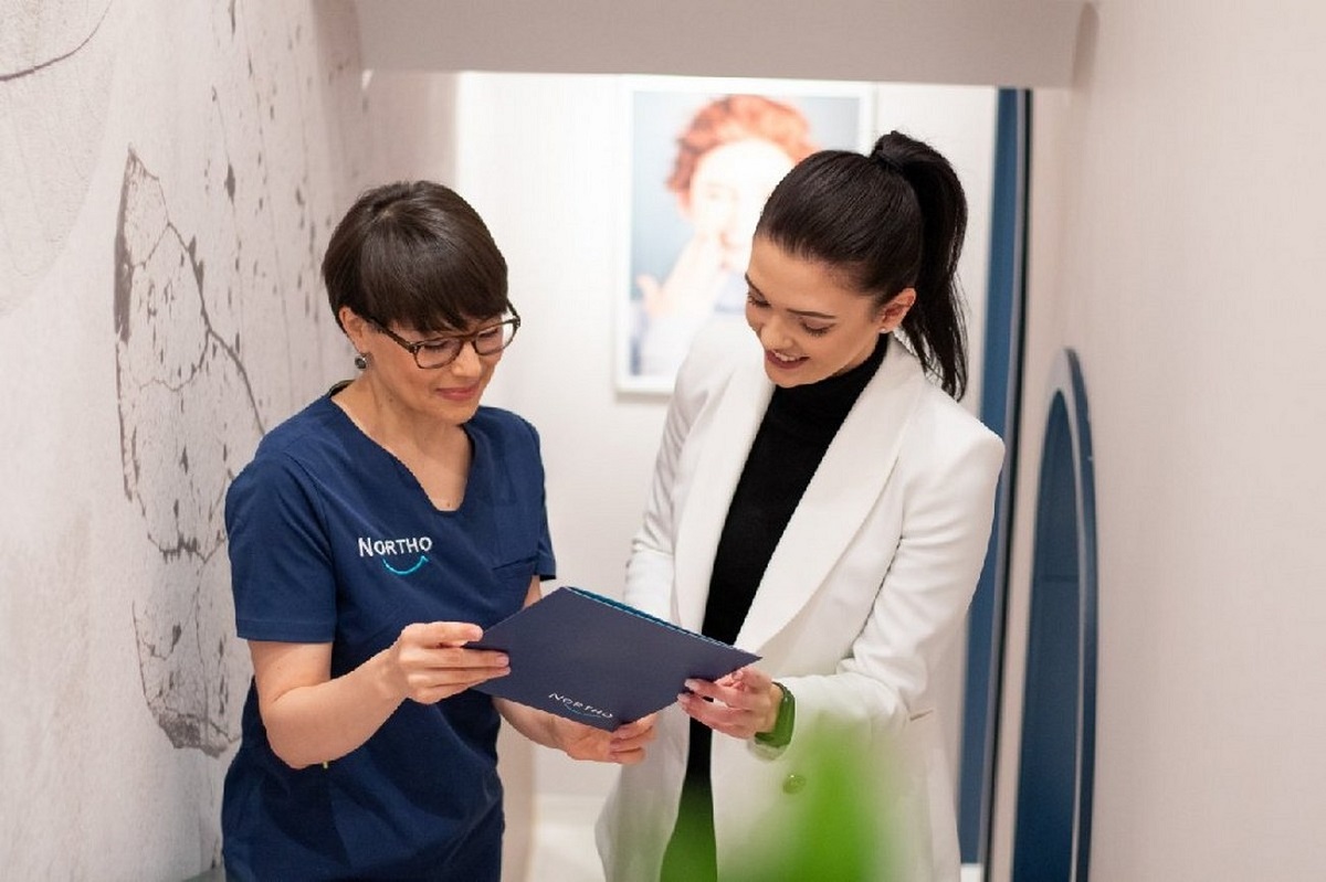 Aparat dentar Invisalign, soluția care îmbină utilul cu plăcutul: dantură perfectă și confort!