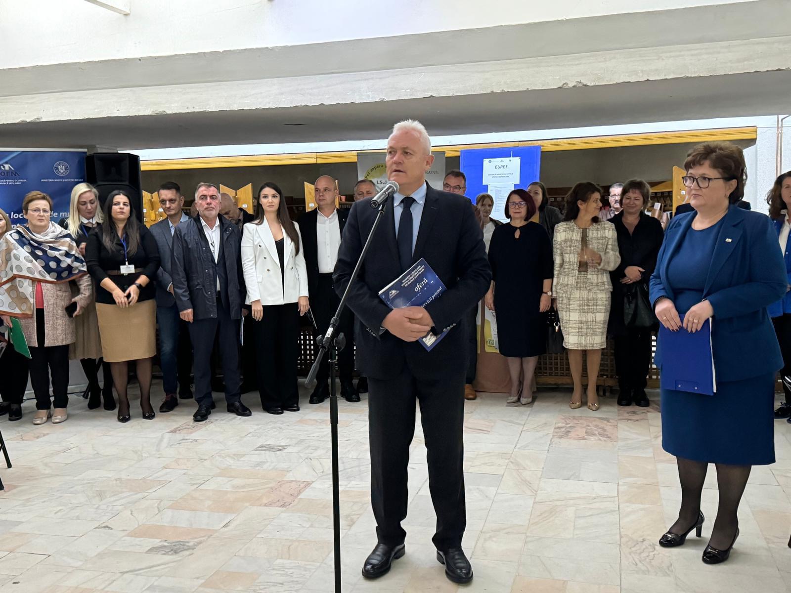 Prefectul Ioan Tibil prezent la deschiderea bursei locurilor de muncă pentru absolvenţi