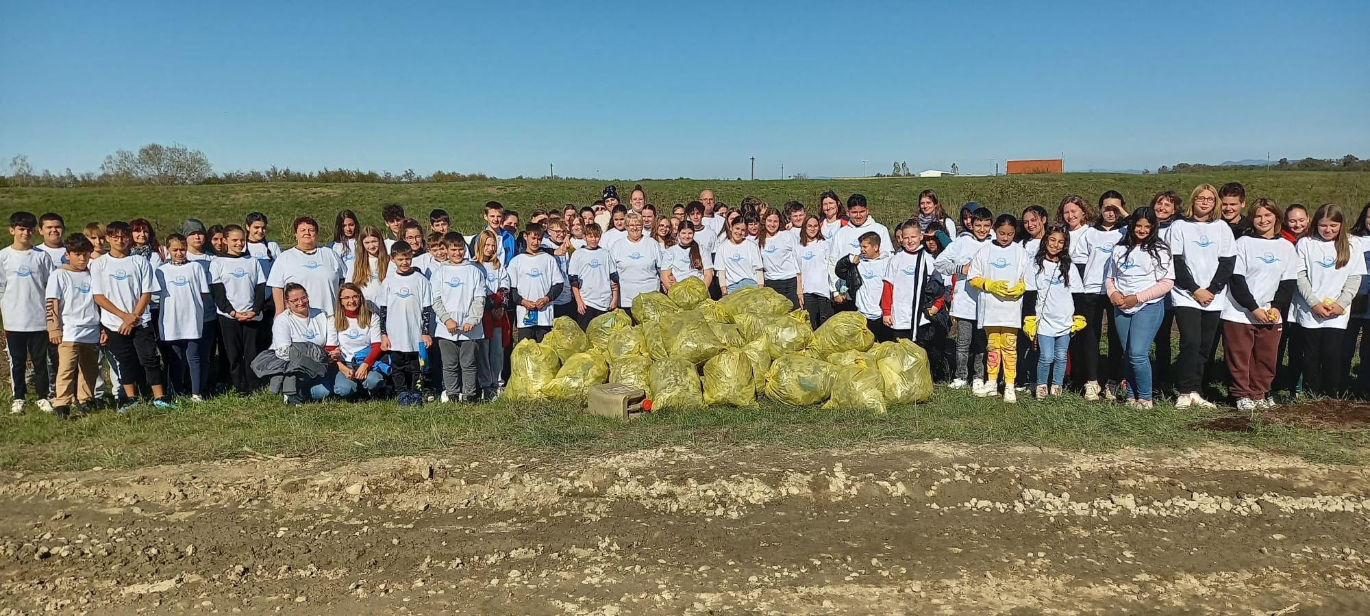 FOTO. Acţiuni de ecologizare a malurilor râului Someṣ cu ocazia sărbătorii Săptămânii Erasmus