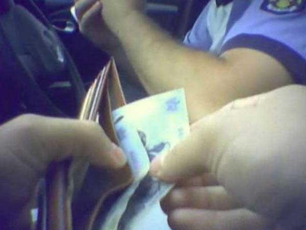AGENT DE POLIȚIE PRINS ÎN FLAGRANT DELICT PENTRU LUARE DE MITĂ