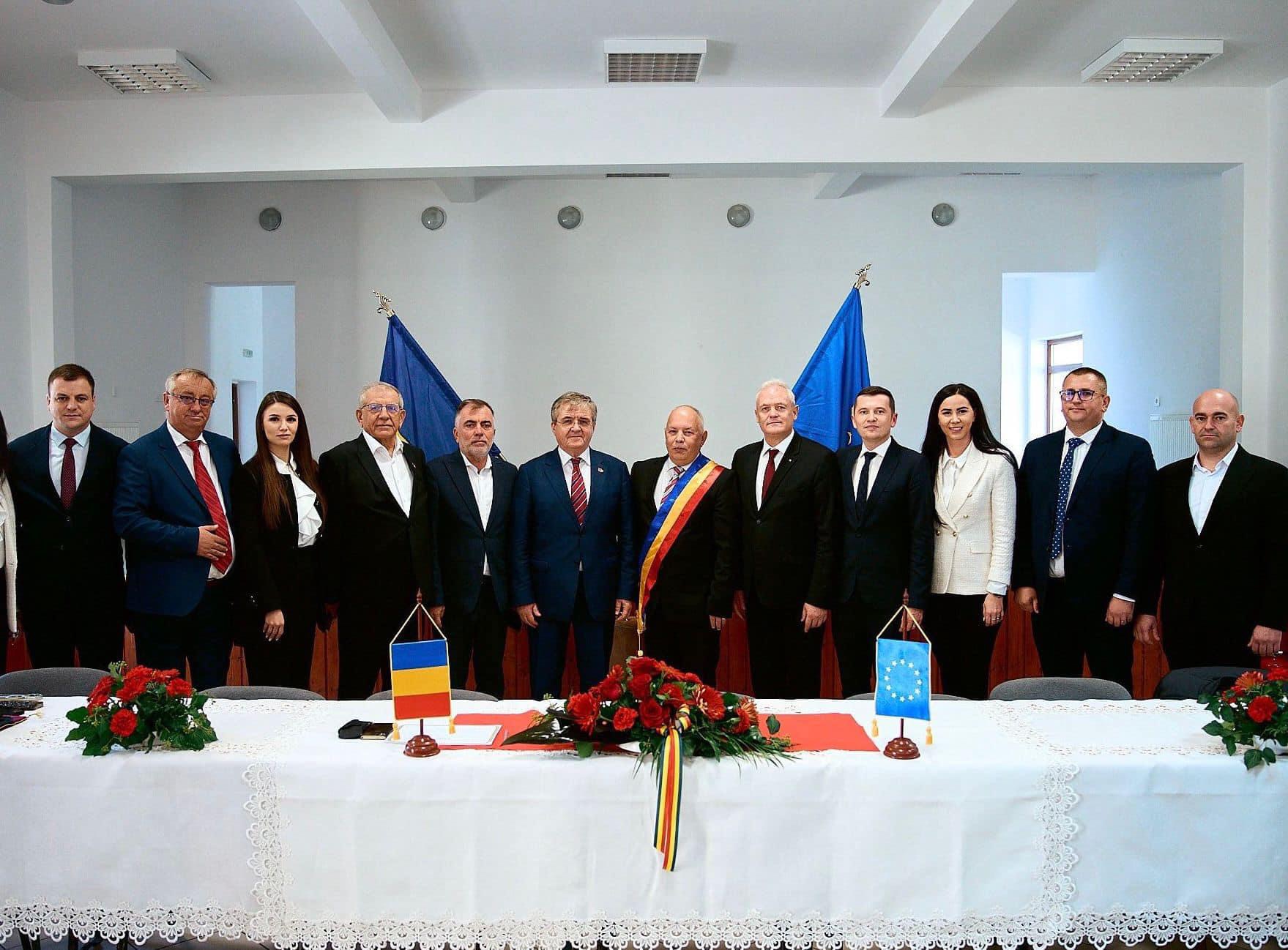 Ceremonie de depunere de jurământ a primarului Gheorghe David, din comuna Moftin.