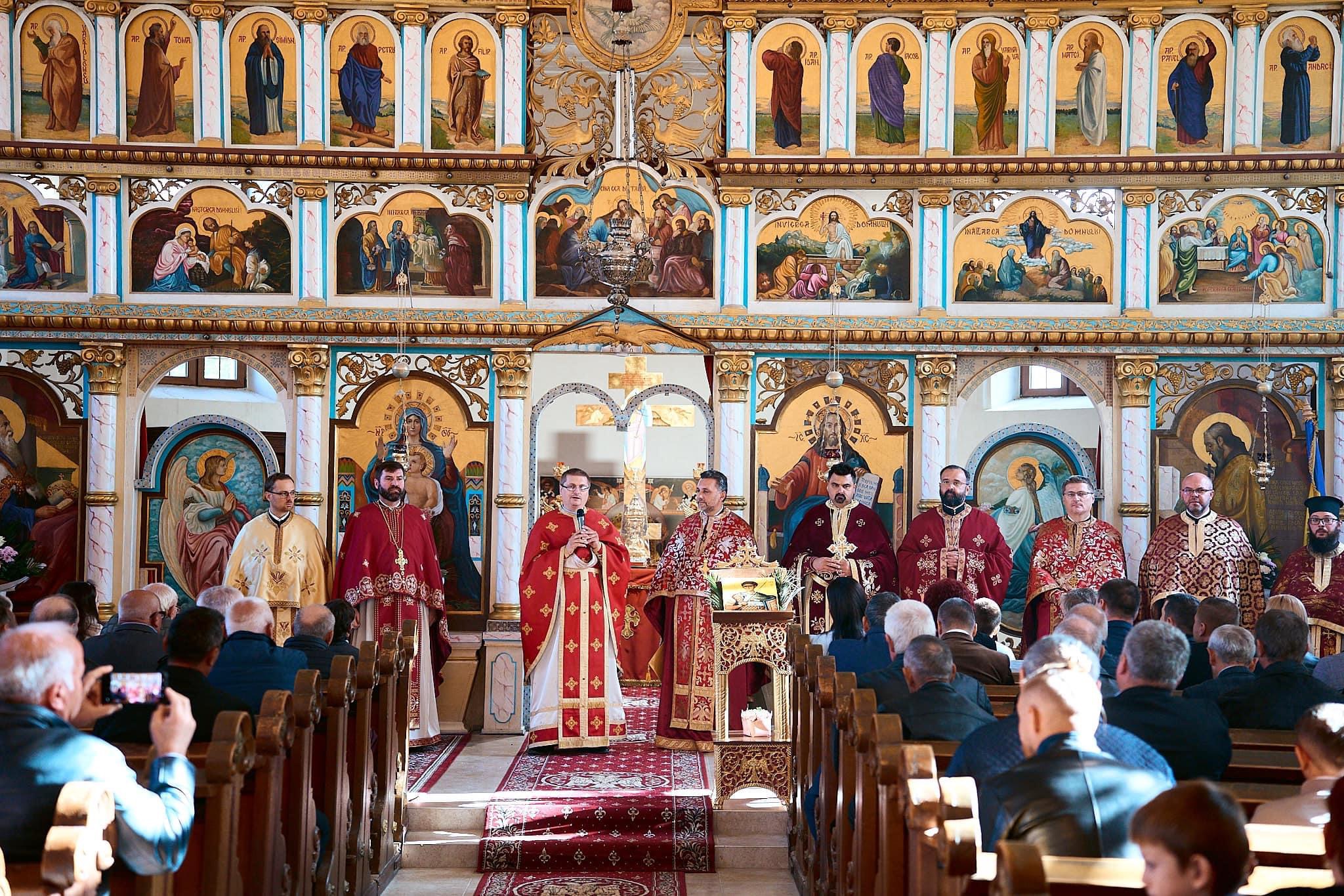 Foto. Credincioșii din Sătmărel s-au adunat pentru a cinsti Hramul Bisericii Ortodoxe, dedicat Sfântului Dimitrie Izvorâtorul de Mir