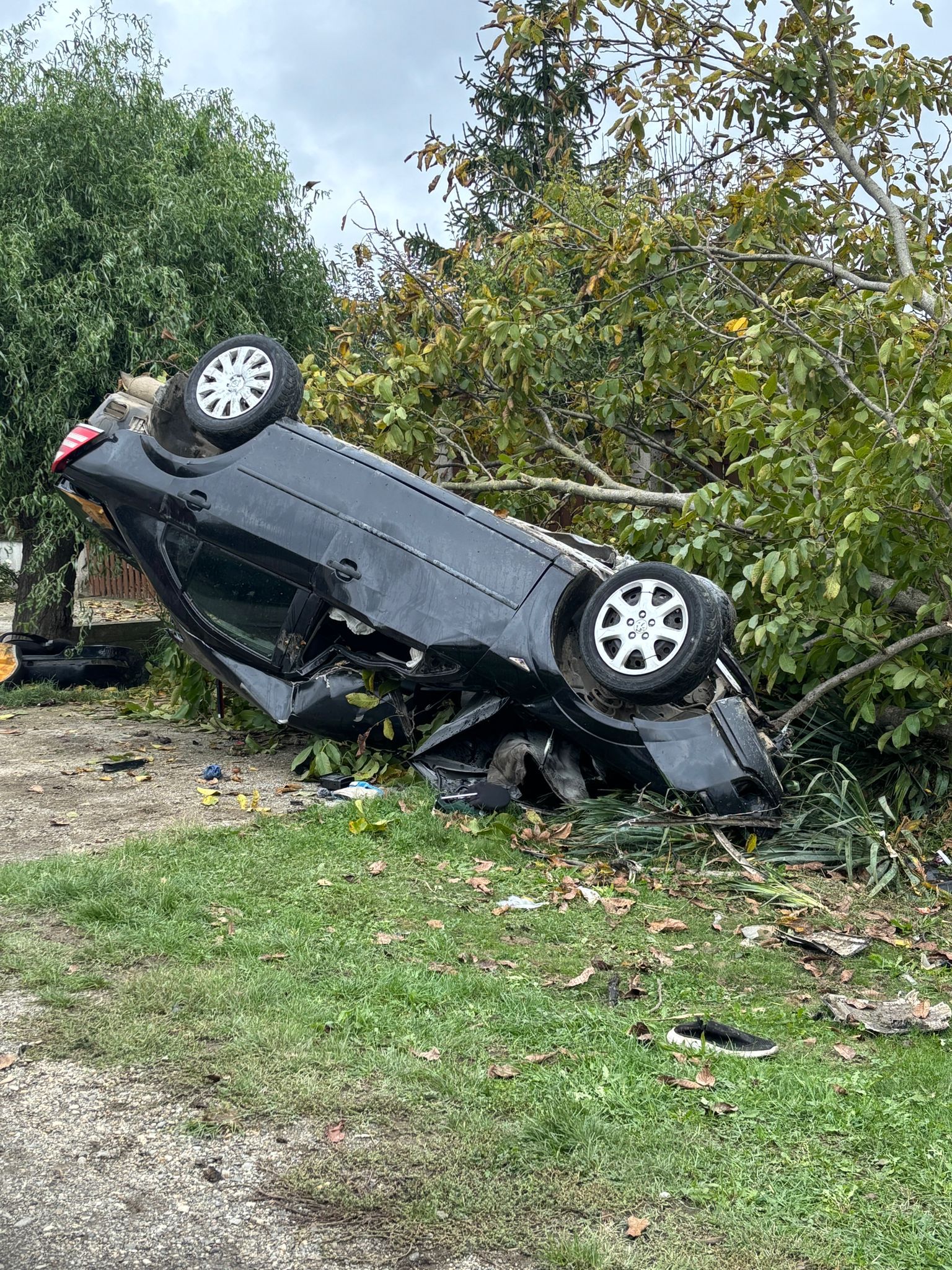 Accident rutier grav produs în localitatea Vetiș.  Au fost implicati 3 adulți și un minor, conștienți, o persoană rămasă încarcerată.