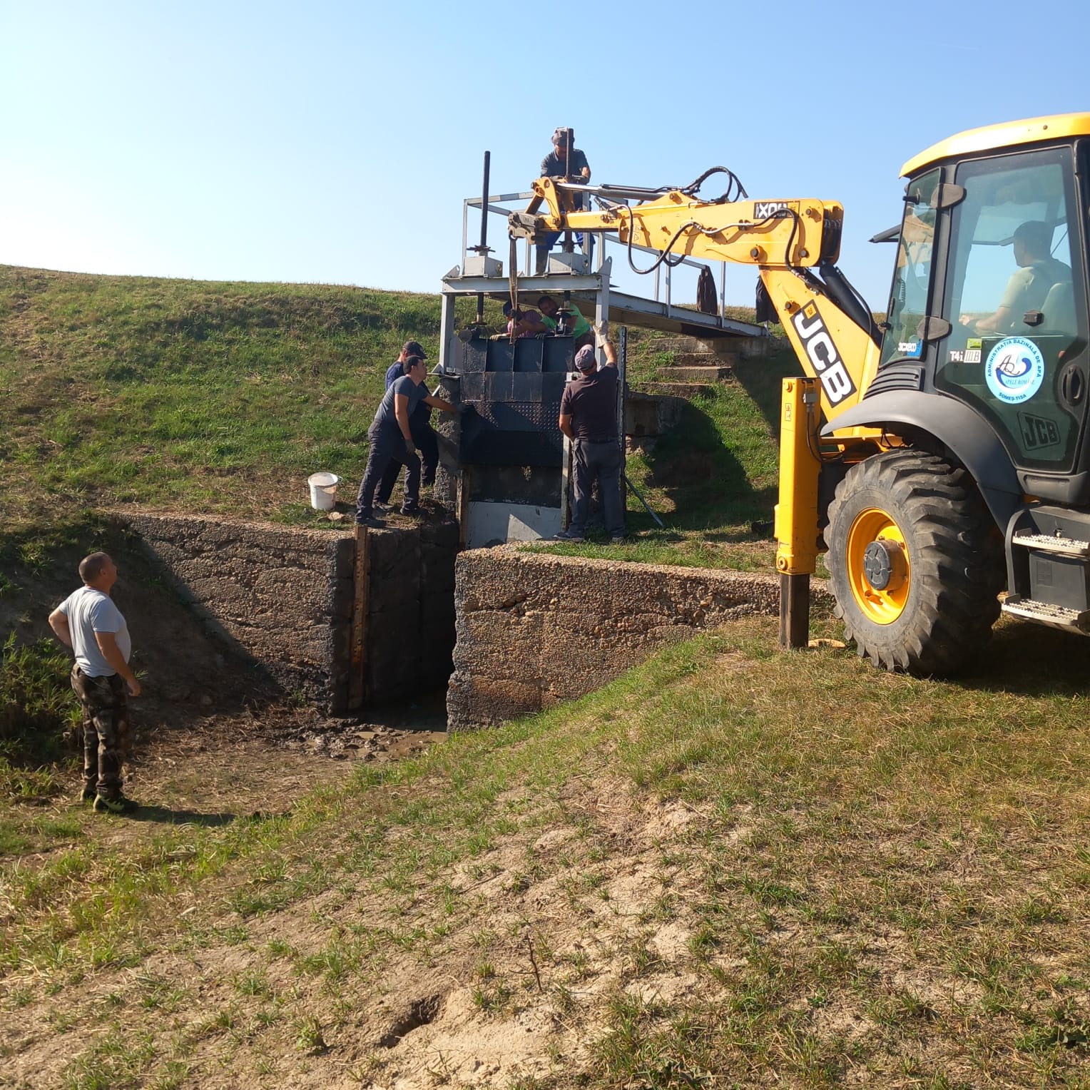 FOTO. Lucrări de întreținere la acumularea nepermanentă Tămășeni