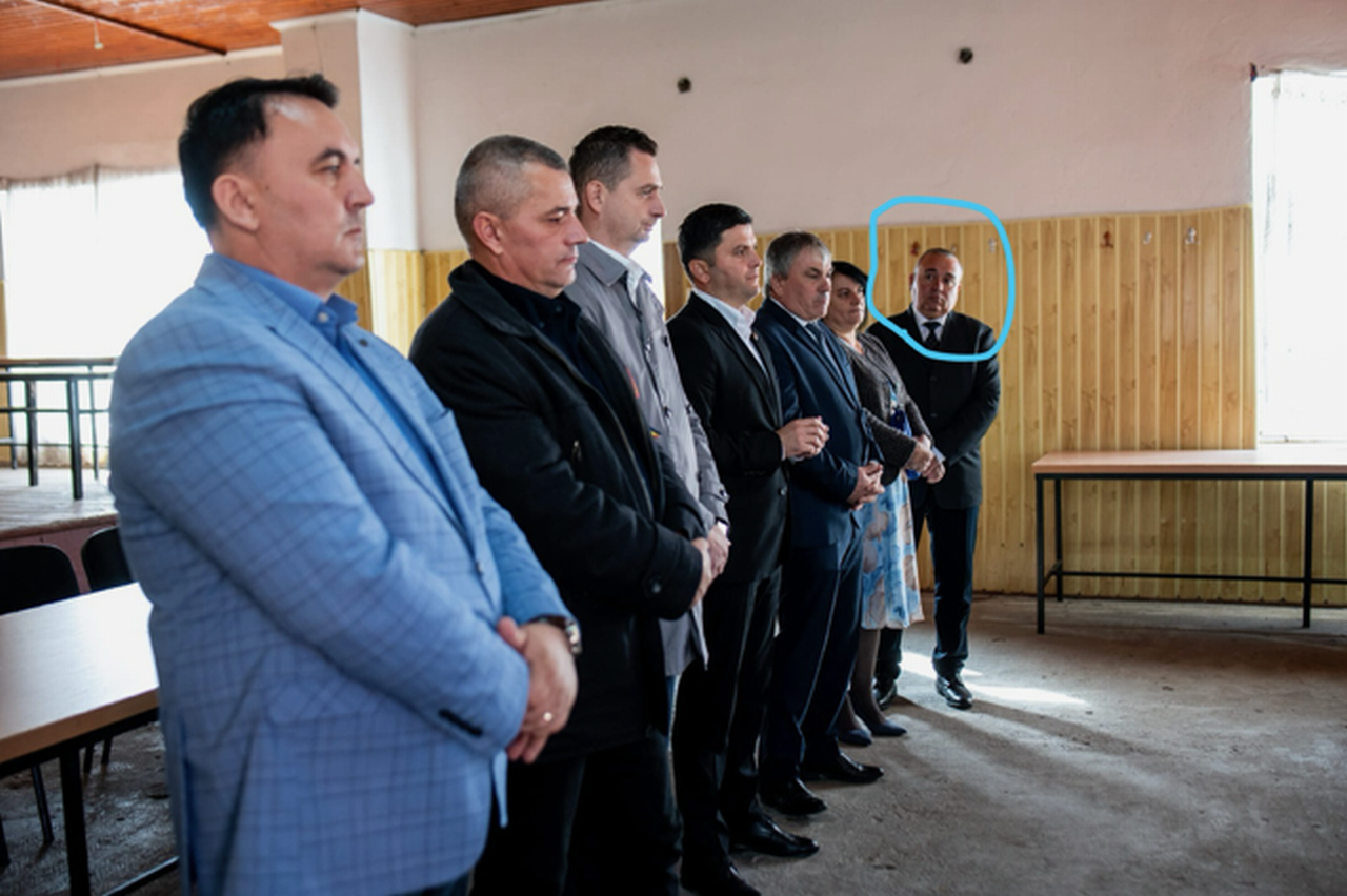 De ce ești trist, Marghitas?!? Că ești a cincea roată la căruță?!?