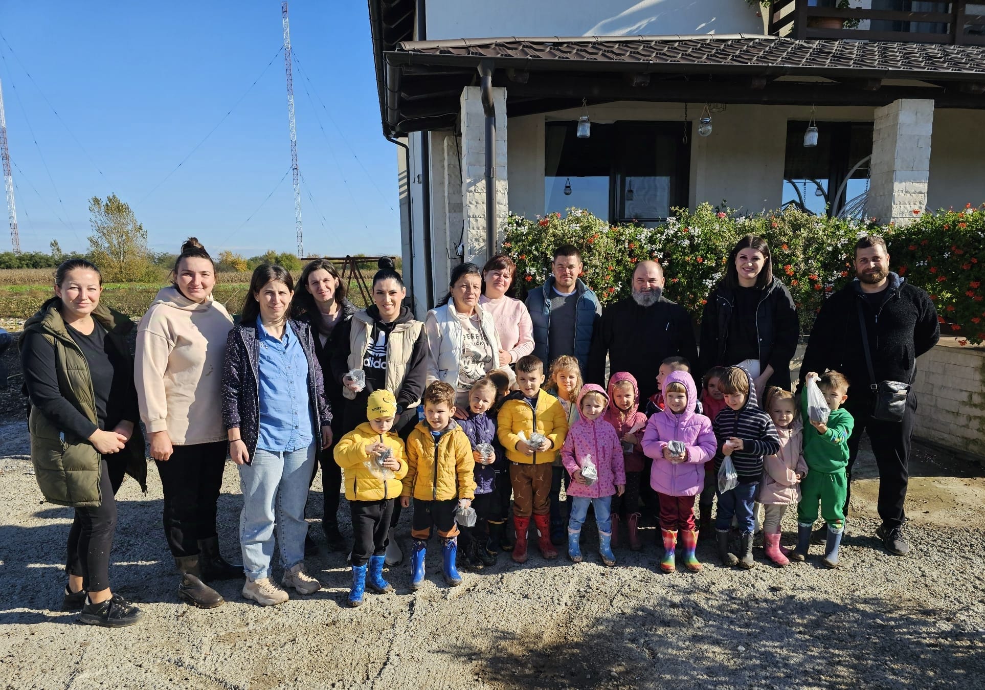 Donaţii pentru bunicii de la Centrul „Bunul Samarinean” din partea familiei preotului Alin Vraja