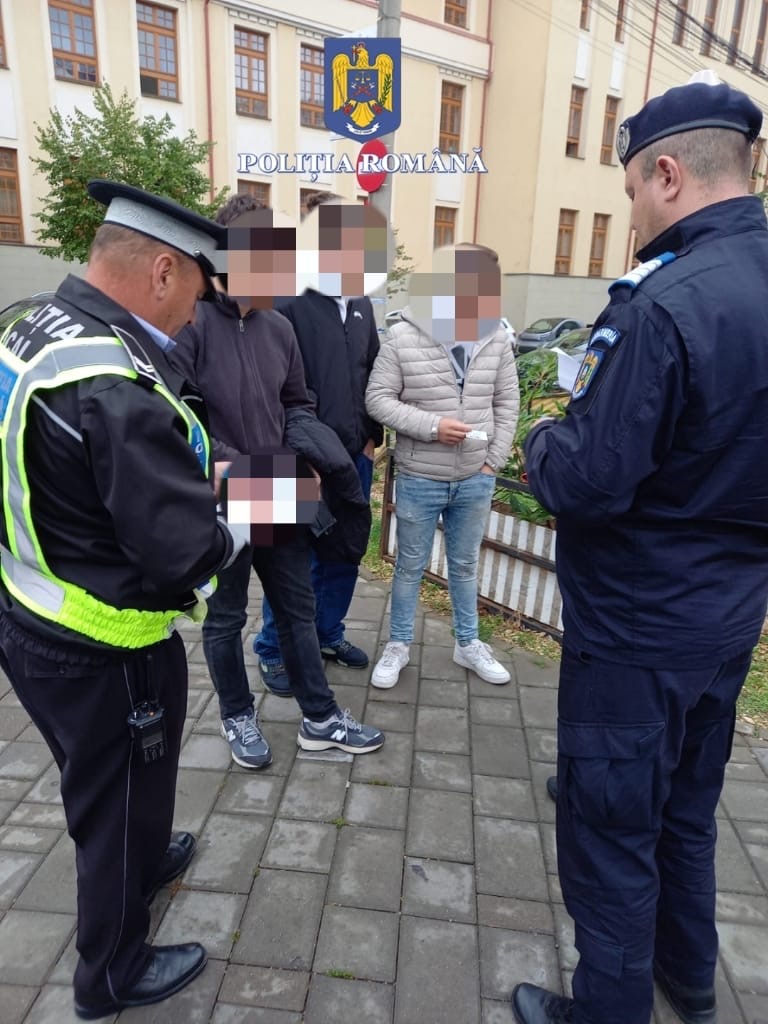 FOTO. ACTIVITĂȚI ALE POLIȚIȘTILOR SĂTMĂRENI, ÎN PROXIMITATEA UNITĂȚILOR DE ÎNVĂȚĂMÂNT