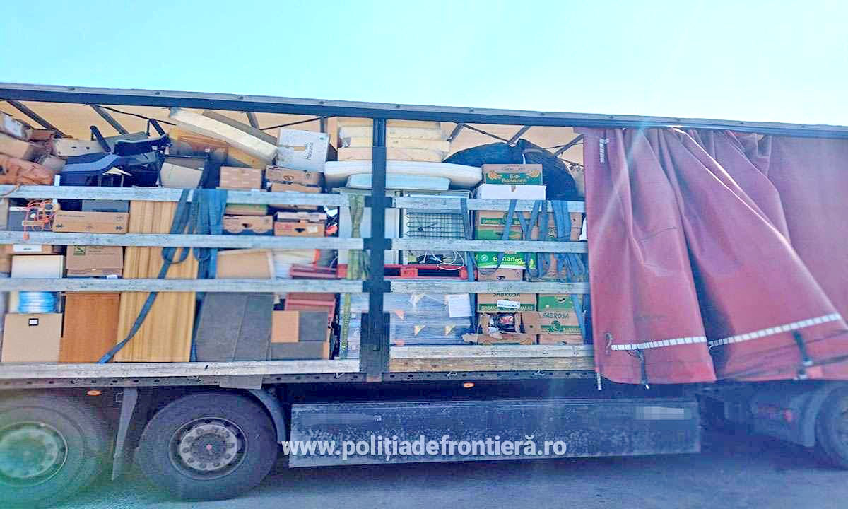 Automarfar cu 17 tone de deşeuri,  oprit la intrarea în ţară