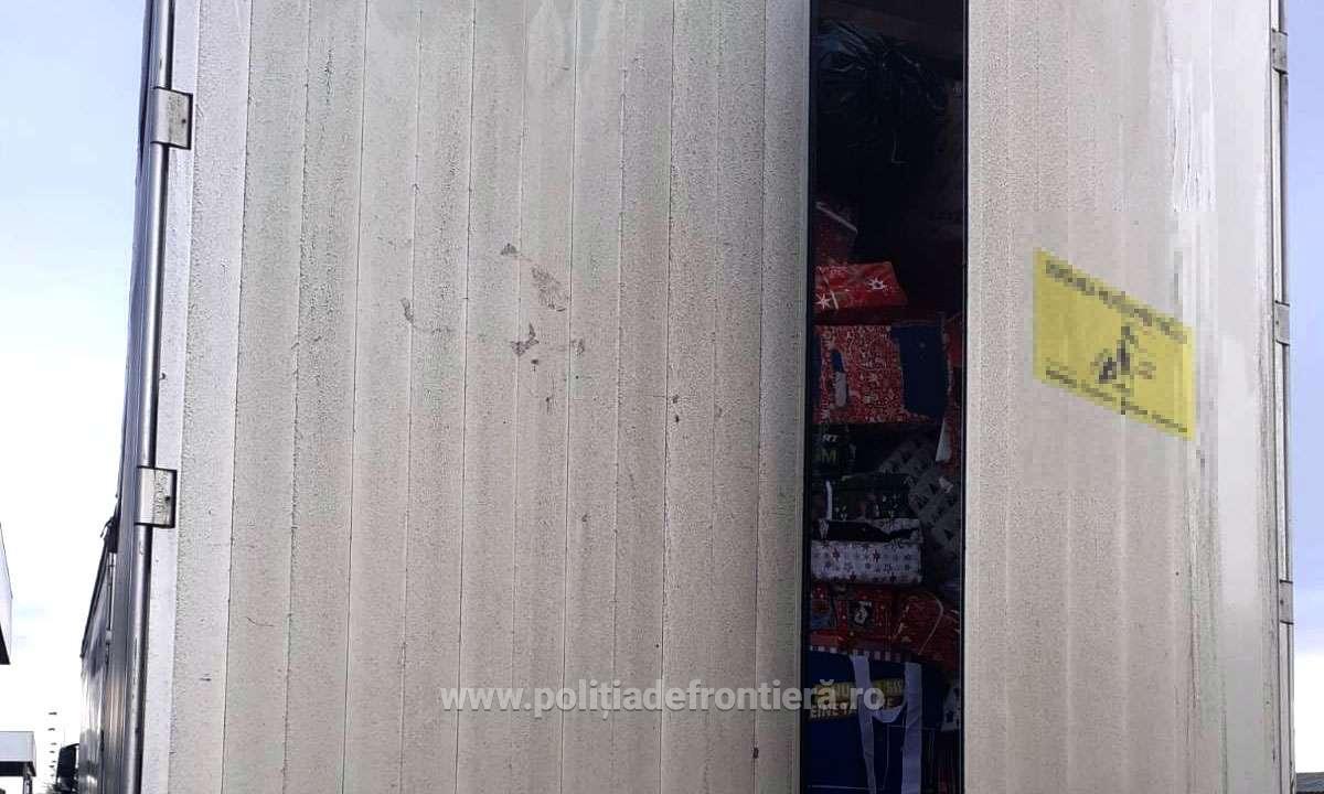 Peste opt tone de deşeuri, oprite la intrarea în ţară