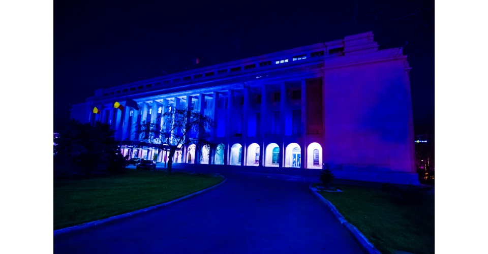 Palatul Victoria, iluminat în albastru, cu ocazia Zilei Europene de Luptă Împotriva Traficului de Persoane