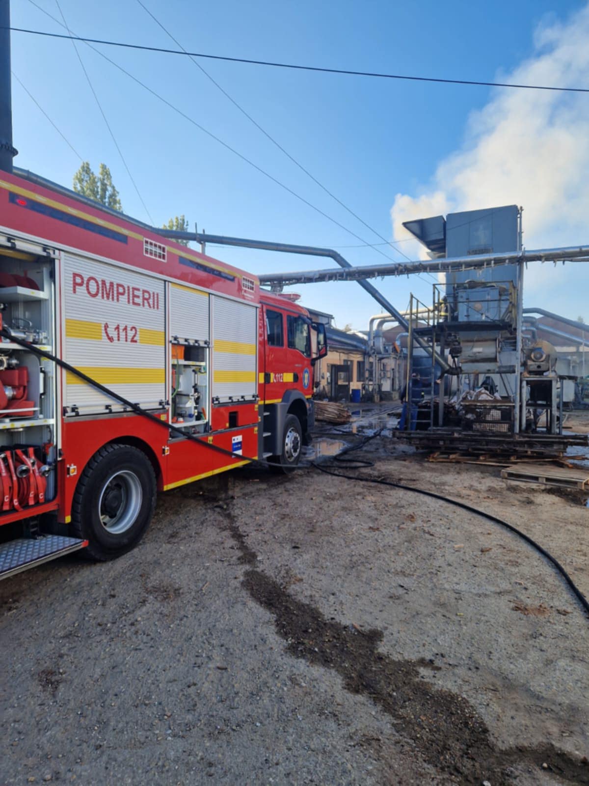 FOTO. incendiu la un operator economic din Satu Mare. Intervenție rapidă a pompierilor