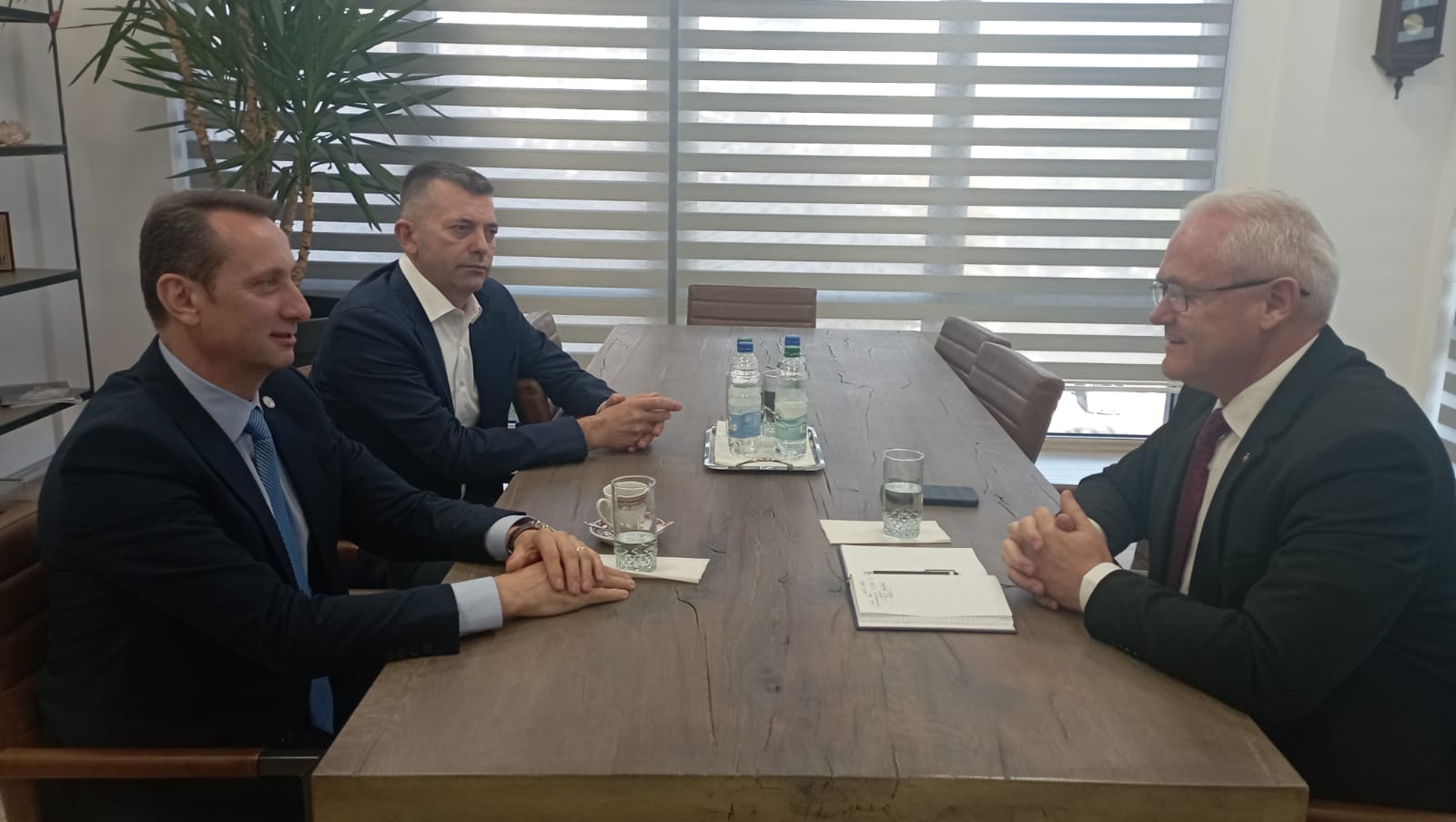 FOTO. Întâlnire la nivel înalt între Avocatul Ioan Sas și Instituția Prefectului Satu Mare