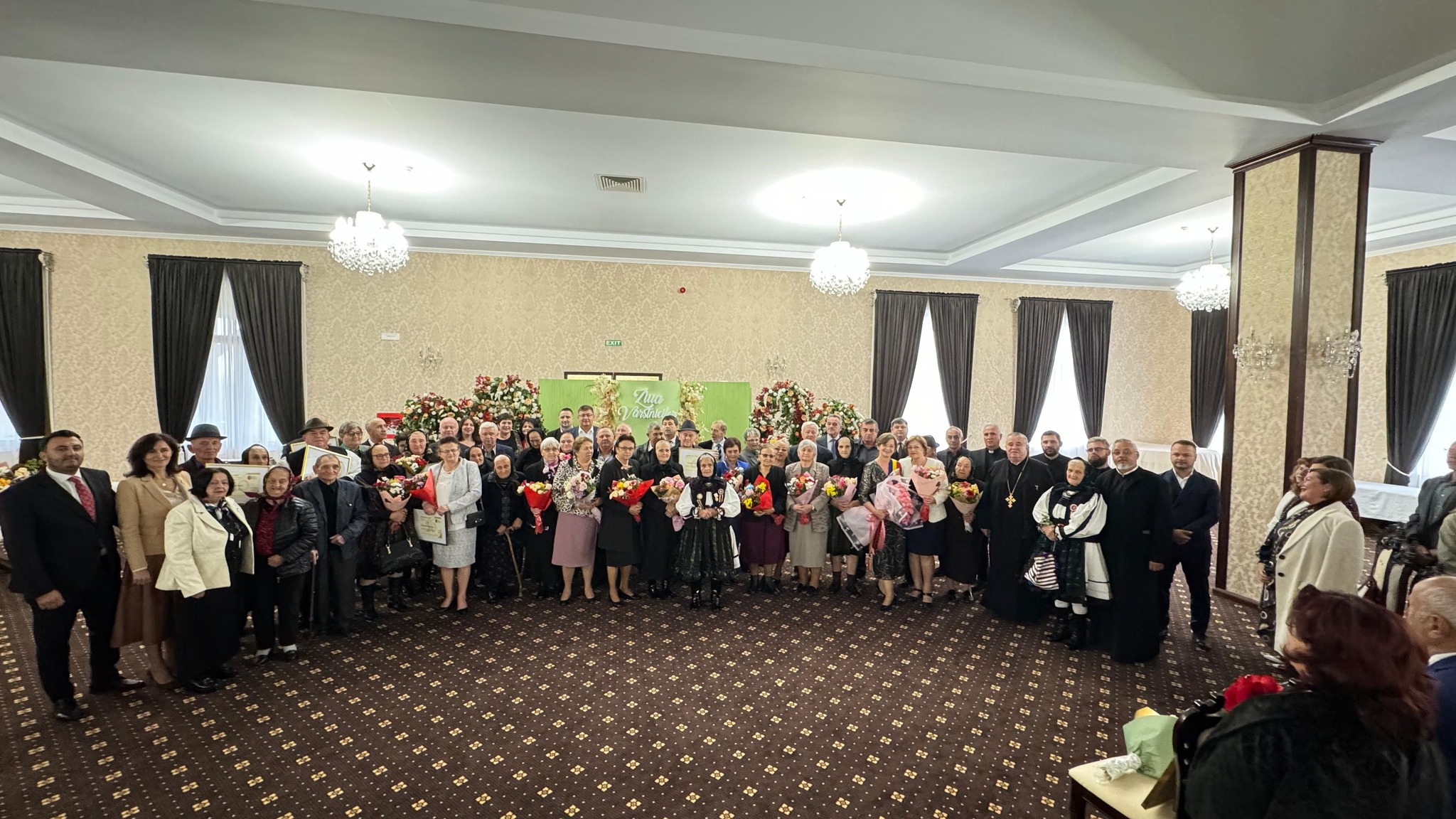 FOTOGALERIE. Cuplurile de aur și de diamant, sărbătorite și premiate la Negrești Oaș de primarul Aurelia Fedorca