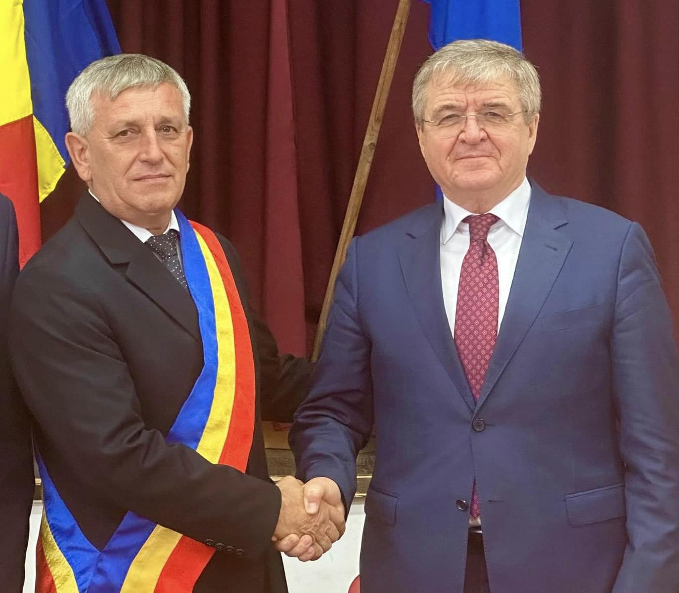 FOTO. RECONFIRMARE Radu Cristea, reinvestit pentru a cincea oară în funcția de primar al comunei Valea Vinului