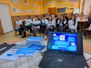 Programul ERASMUS + Asociația Ecologică şi Umanitară “Copacul vieţii” în cadrul proiectului şcoli salvatoare de râuri, au distribuit un număr de 200 de cărți de ecologie