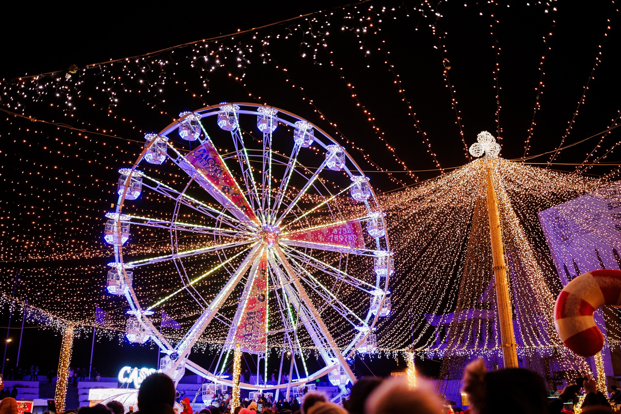 Satu Mare dă startul sărbătorilor de iarnă. Târgul de Crăciun și iluminatul festiv aduc magia sărbătorilor în oraș