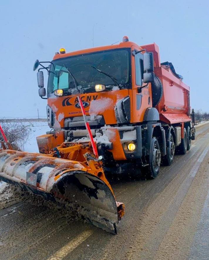 Utilajele de deszăpezire acționează pe drumurile județene