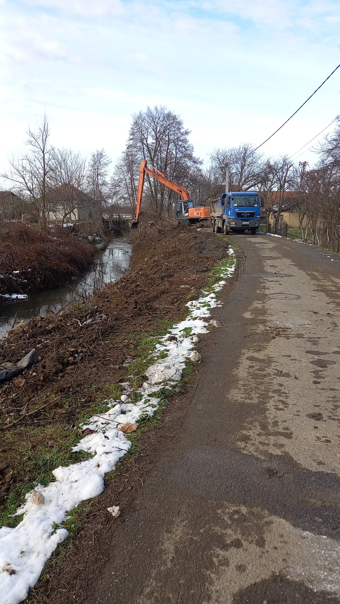 Lucrări de decolmatare pe râul Tarna Mare. 1,8 km de albie curățată pentru prevenirea inundațiilor