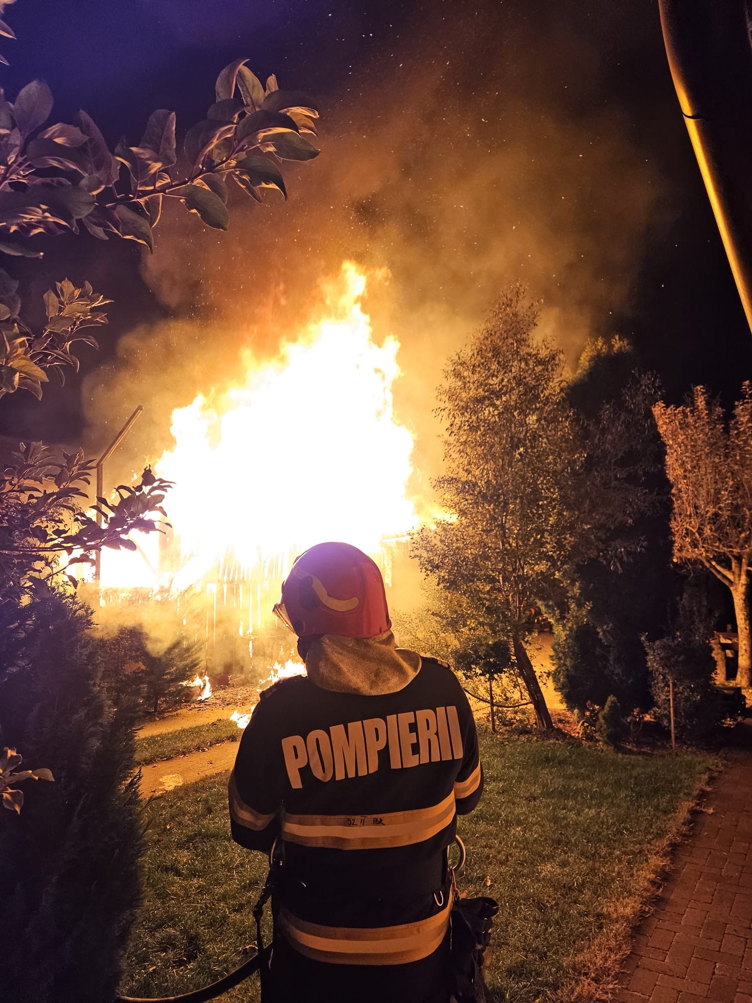 Intervenție pentru stingerea unui incendiu izbucnit la o anexă gospodărească din municipiul Satu Mare