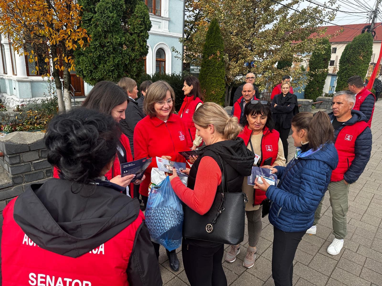 FOTO. Echipa PSD în frunte cu Aurelia Fedorca, candidatul PSD pentru Senat au fost printre oameni