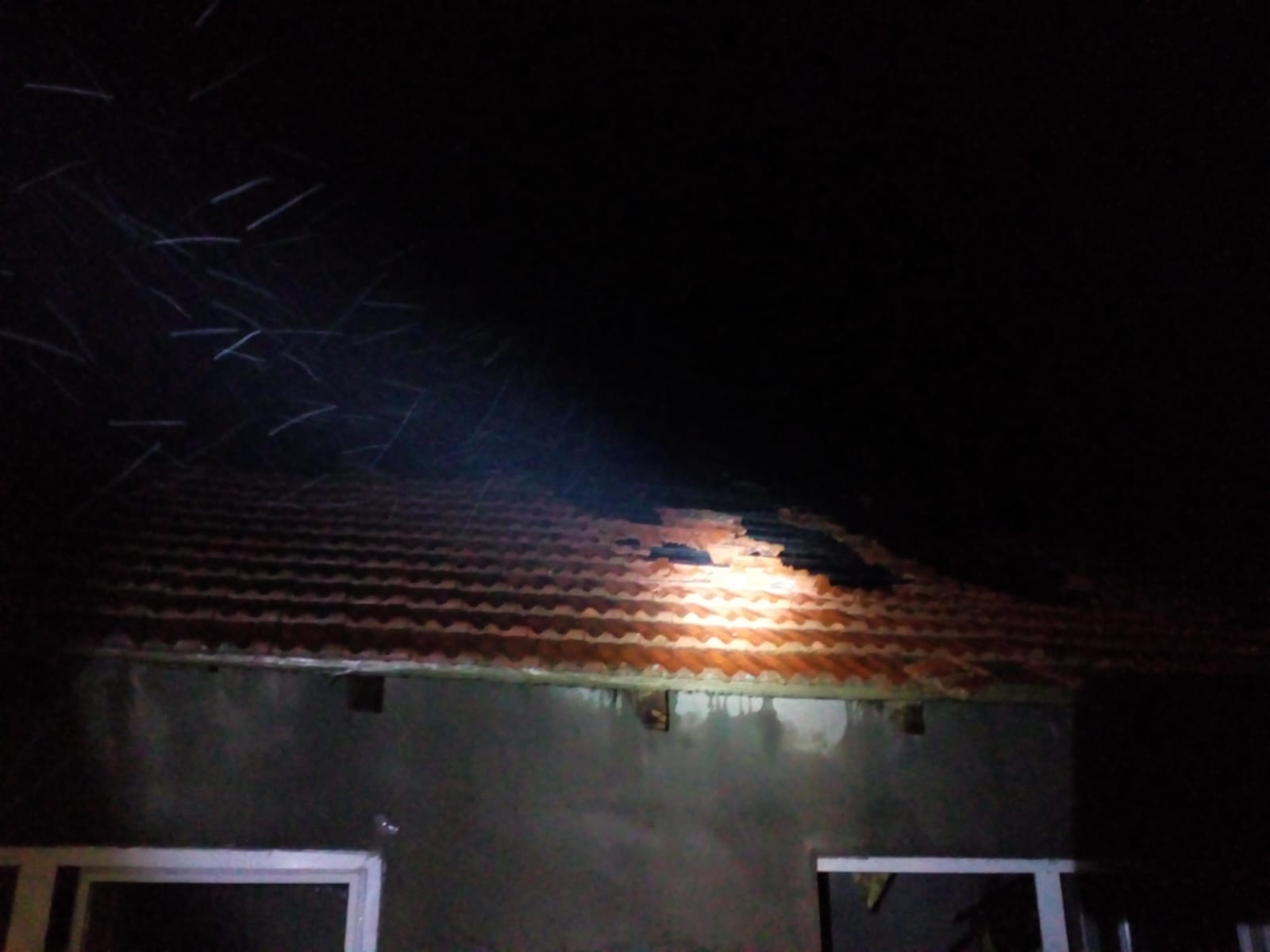 Incendiu la acoperișul unei case de locuit