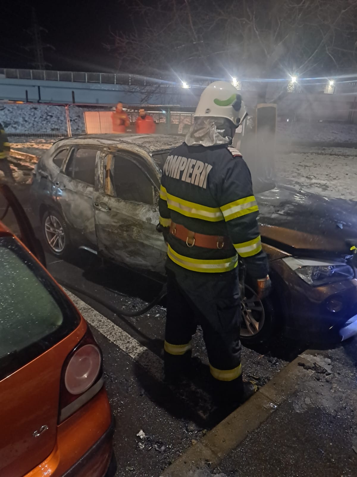 Incendiu produs la un autoturism parcat pe strada Ostrovului din municipiul Satu Mare