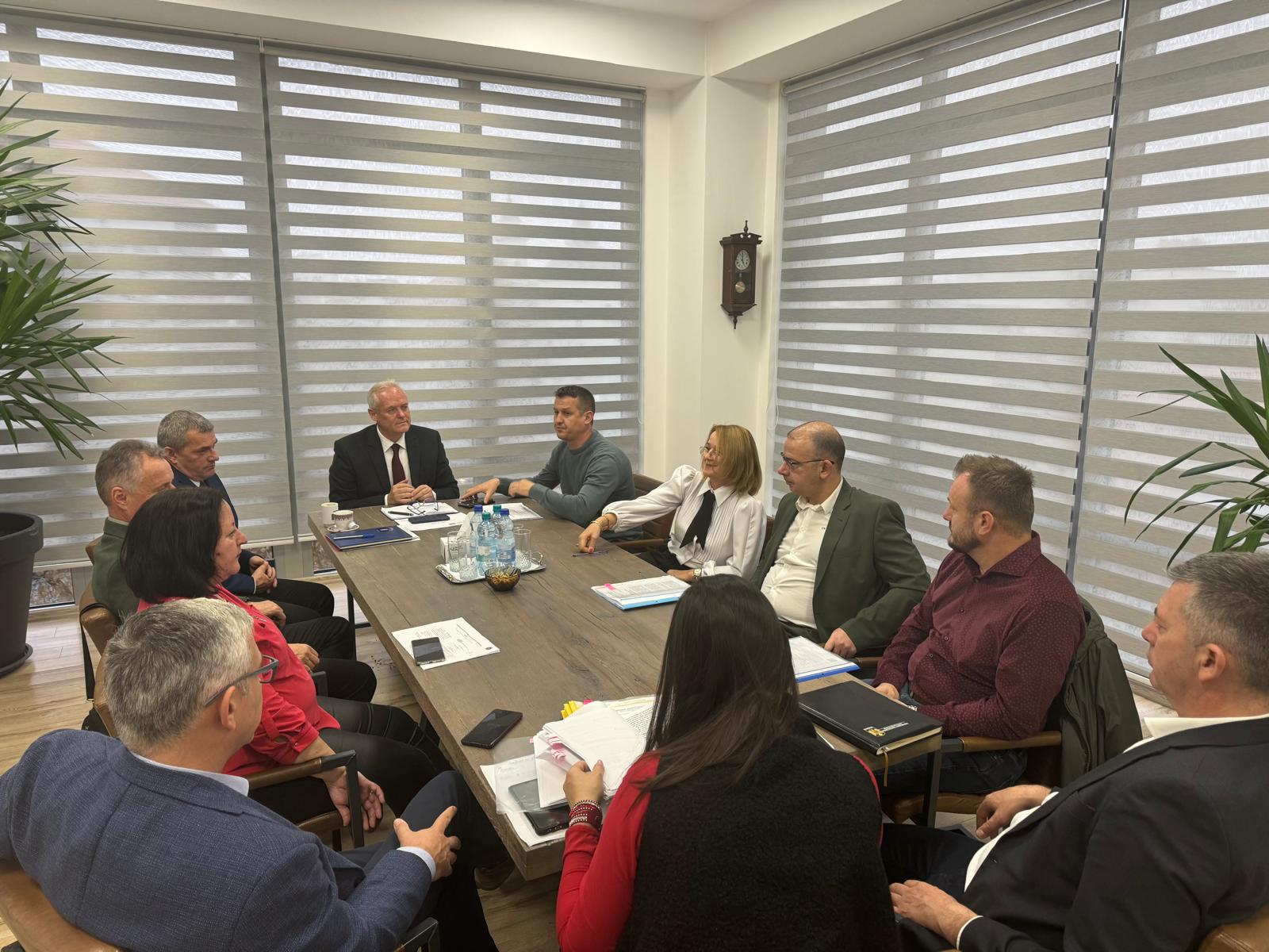 FOTO. ȘEDINȚĂ. Pregătiri intense pentru alegerile prezidențiale în județul Satu Mare