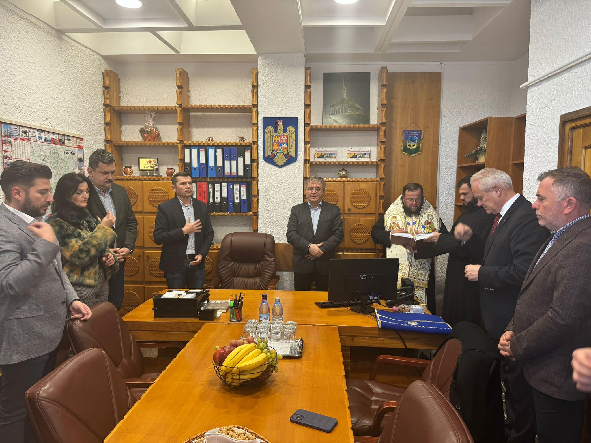 PS Timotei Sătmăreanul, a binecuvântat noua conducere a Consiliului Județean. Primit de Pataki Csaba, Mircea Govor, Cătălin Filip și prefectul Ioan Tibil