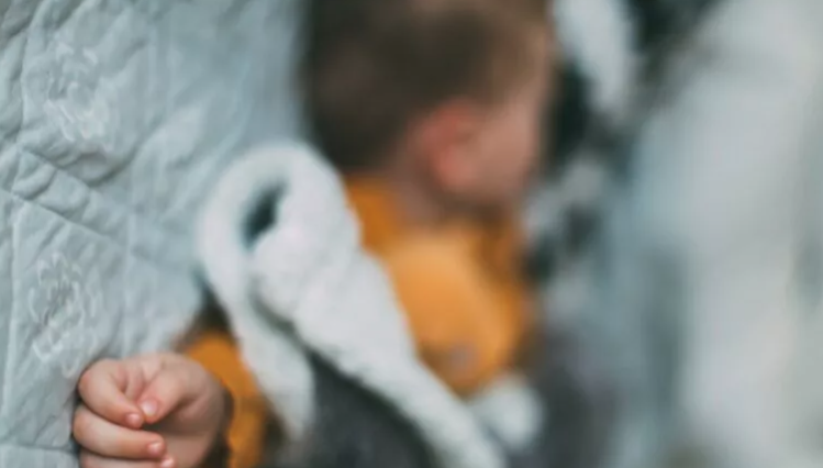 Un bebeluș din Satu Mare a ajuns în stare gravă la spital, subnutrit și neîngrijit, iar pe tot corpul avea urme de scabie