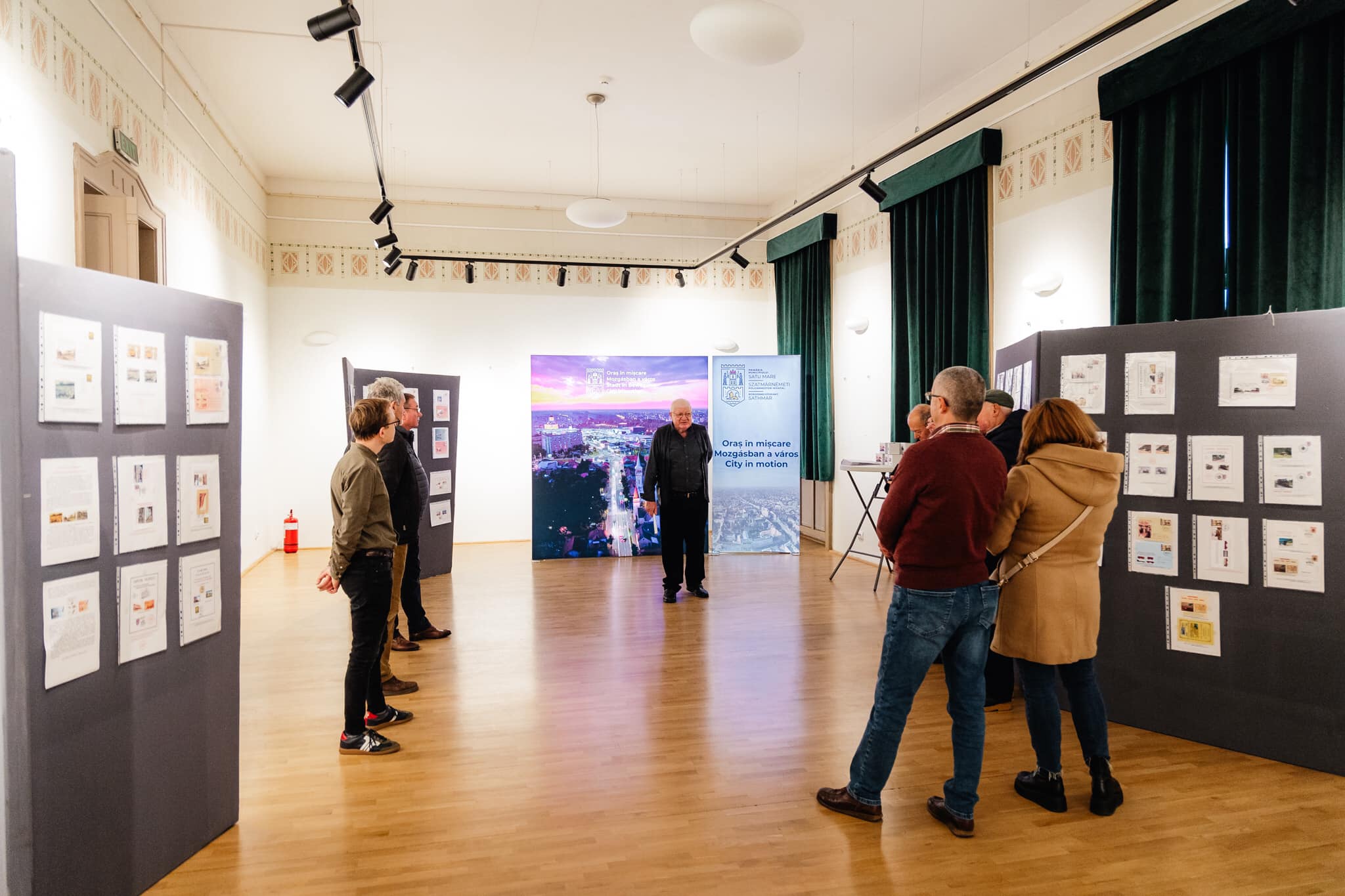 FOTOGALERIE. Expoziție Filatelică la Casa Meșteșugarilor: 125 de Ani de la Inaugurarea Gării din Satu Mare