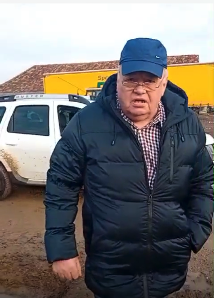 Incredibil. Cristian Sasu, în zi de muncă la ITM, umblă pe câmpuri  împreună cu socrul său și au vrut să o bată pe Roxana Pișcorean. În filmare Roxana Pișcorean îi acuză pe cei doi că i-au omorât mama  