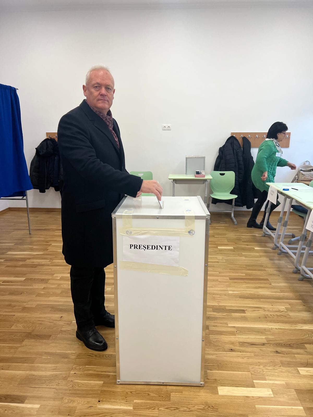 FOTO. Prefectul Ioan Tibil şi cei doi subprefecţi au trecut pe la urne