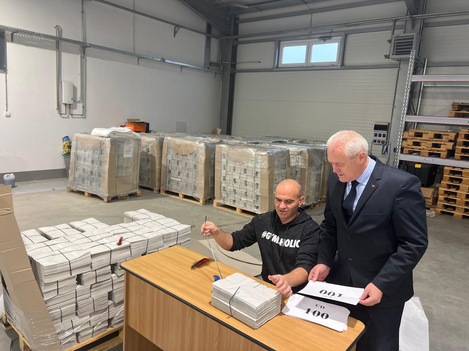 FOTO. Pregătirea materialelor necesare pentru procesul electoral în județul Satu Mare