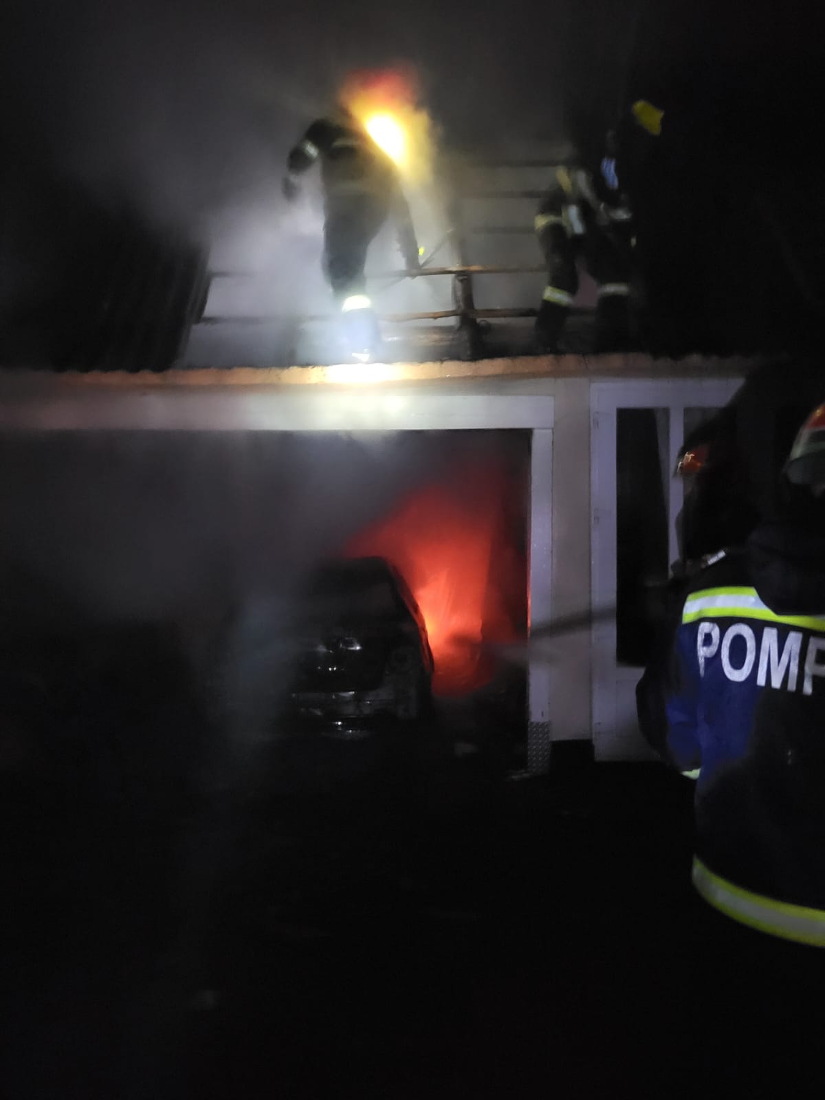 FOTO. Autoturism aflat într-un garaj, a luat foc în localitatea Huta Certeze