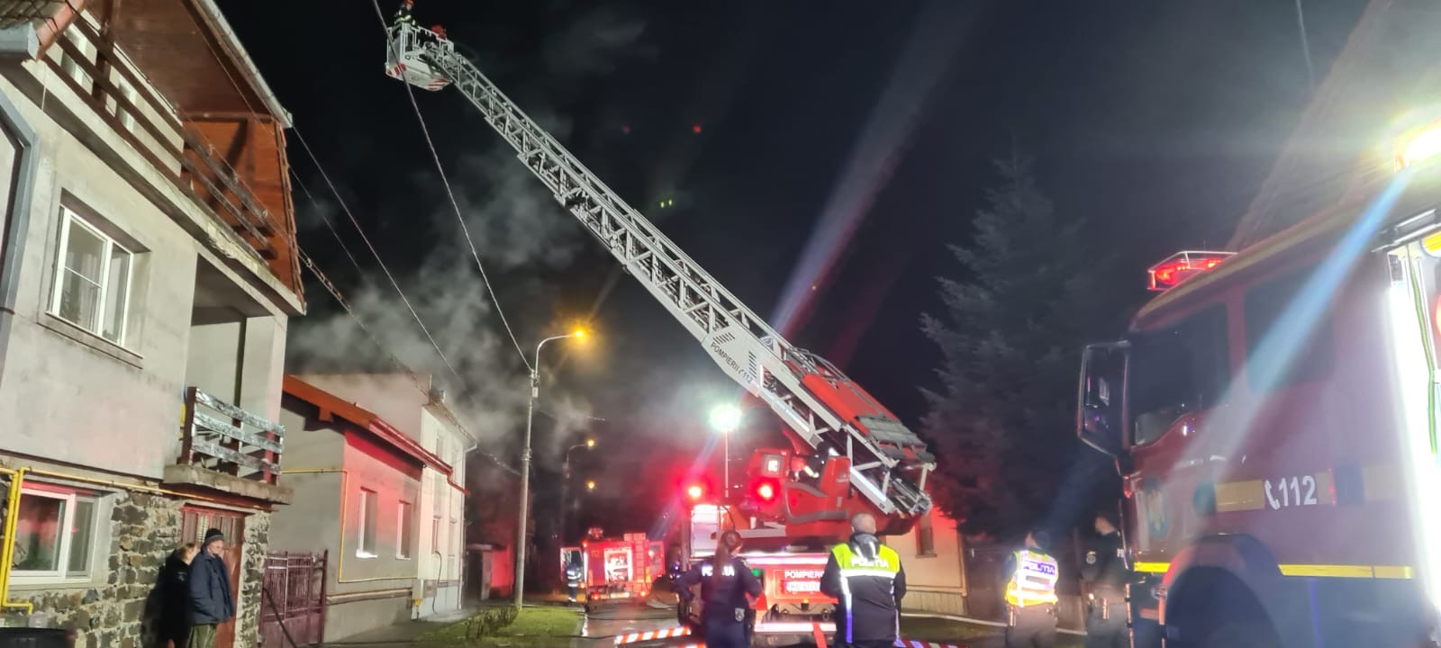 FOTO. Incendiu produs la o casă de locuit de pe strada Carpaților din municipiul Satu Mare