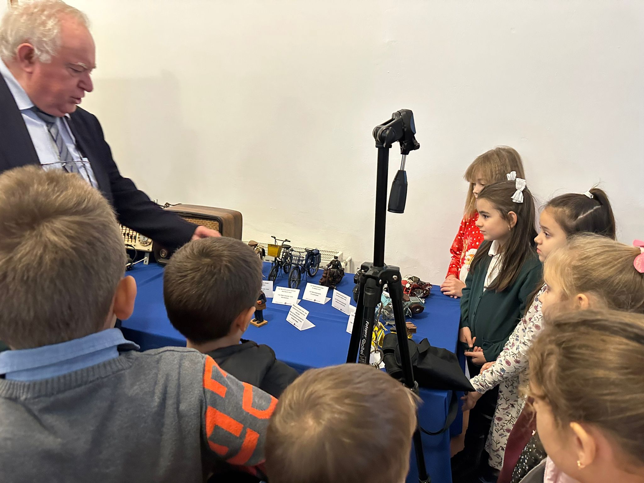 Sute de arădeni au vizitat la UVVG, expoziția „Istoria tehnologiei de transport, transmitere și prelucrare a trimiterilor poștale”