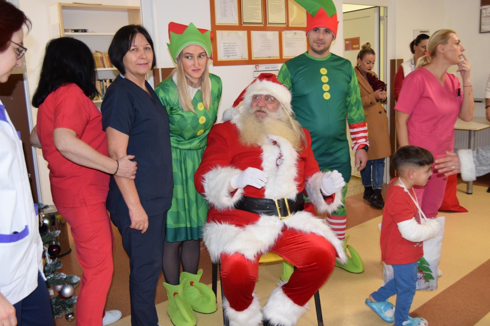 FOTO. Moș Nicolae aduce speranță copiilor internați în Spitalul Județean Satu Mare