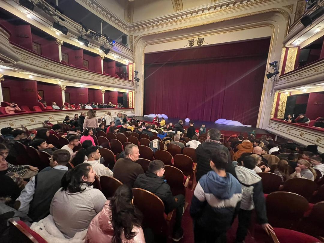 Sărbătorile sunt mai frumoase pentru 550 de copii instituționalizați și din medii defavorizate invitati  la ,,Poveste de Crăciun”