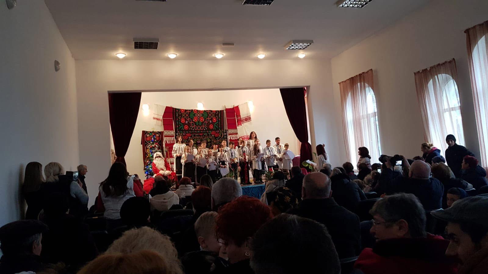 FOTO. BUCURIE DE CRĂCIUN - spectacol de colinde susținut în căminul cultural “Ion Bala” din Baba Novac!