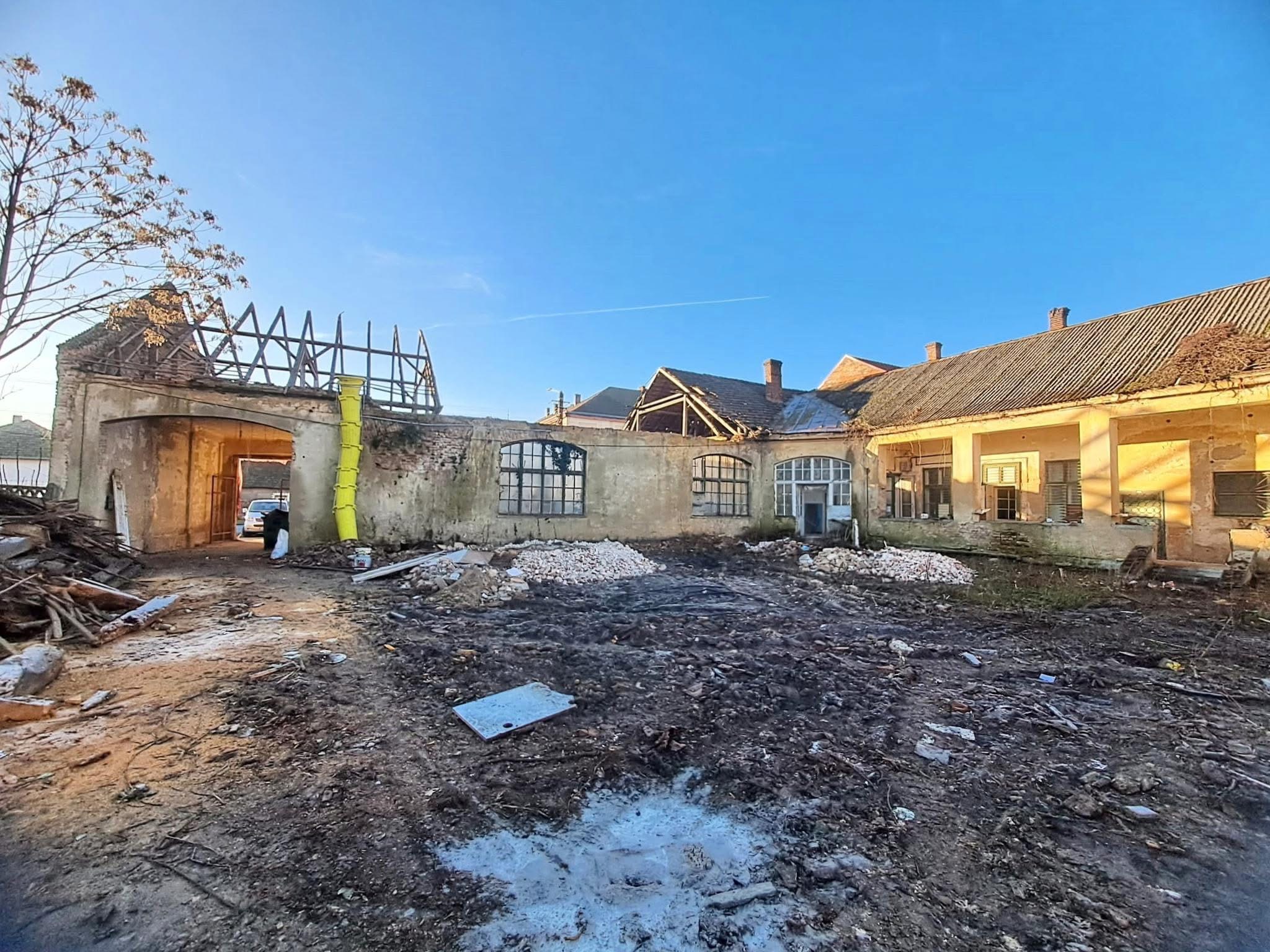 FOTO. Consiliul Județean Satu Mare reabilitează  clădirea fostului centru stomatologic de pe strada Iuliu Maniu, Carei