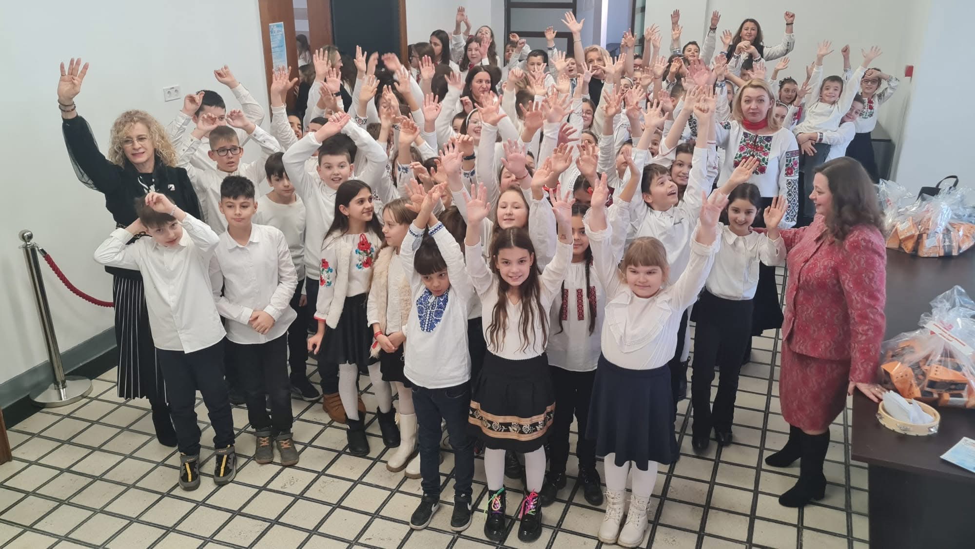 FOTO. Peste 500 de copii însoțiți de dascăli, au vestit Nașterea Mântuitorului Iisus Hristos la Muzeul Județean