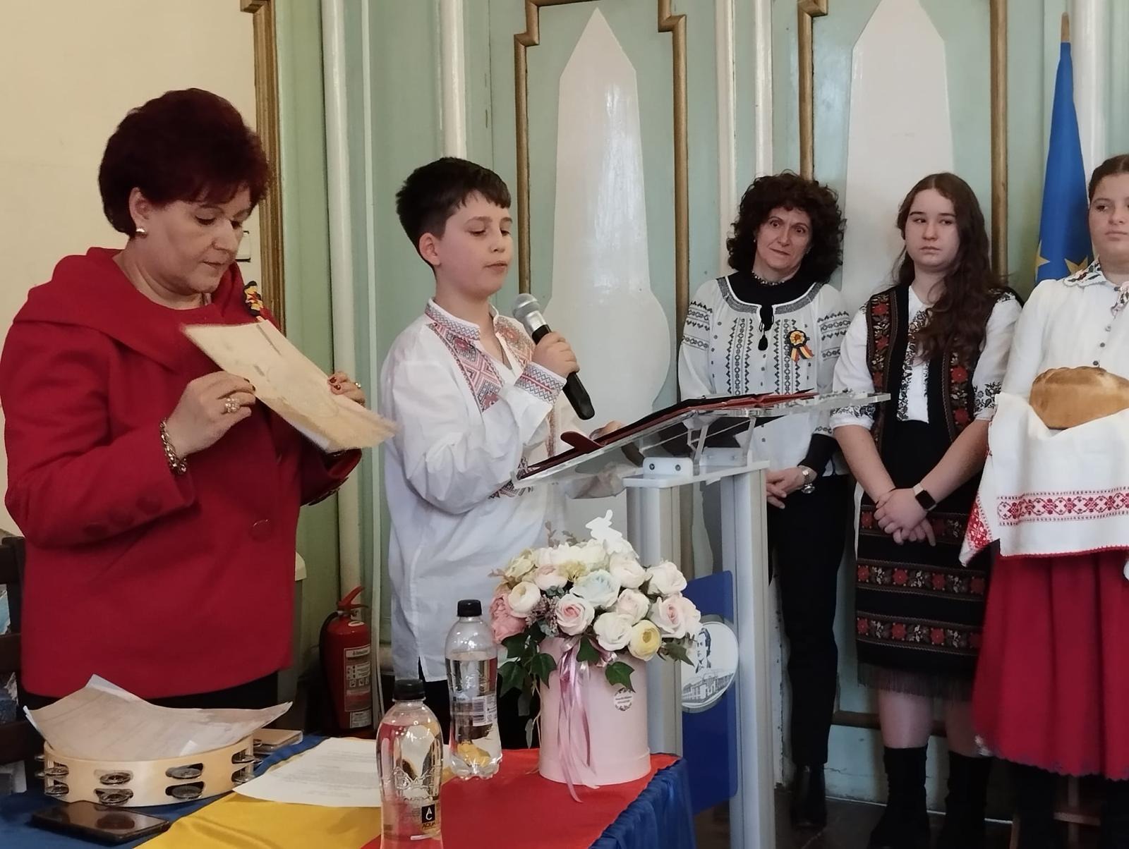 Elevii Colegiului Național “Mihai Eminescu” din Satu Mare au sărbătorit Ziua Națională printr-un program artistic emoționant