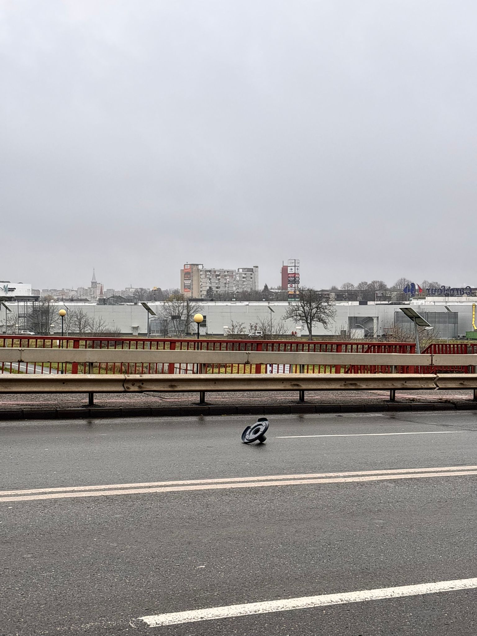 Odiseea unui capac de roată:  abandonat în mijlocul orașului