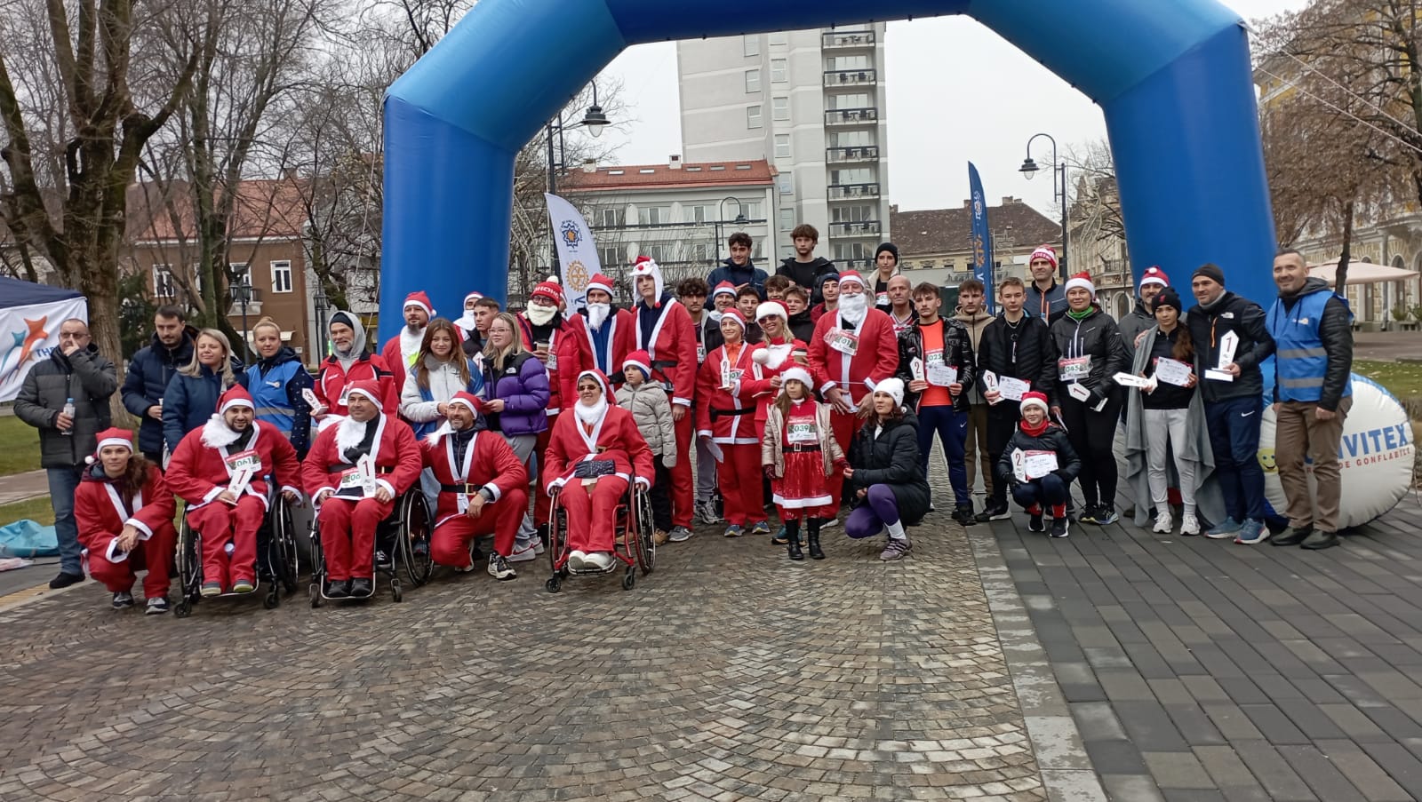 Zeci de Moși... Crăciun au alergat  pe străzile Sătmarului