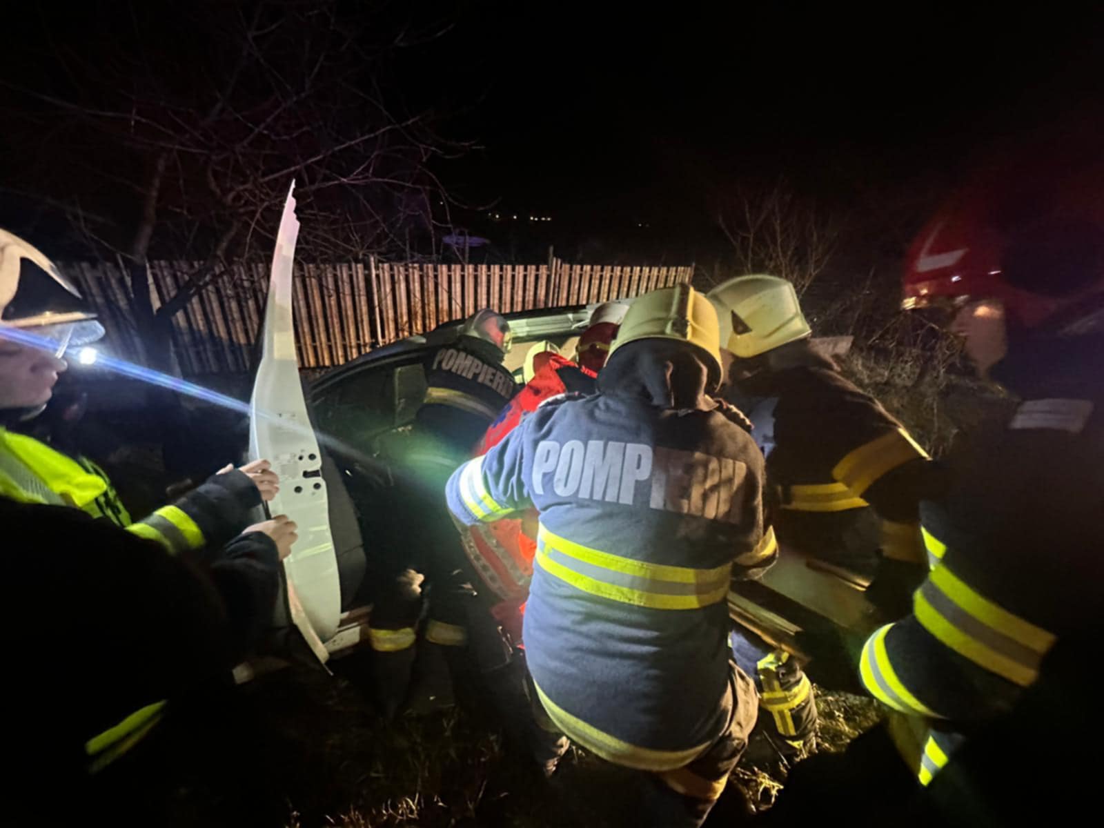 FOTO. Accident la Satu Mare. Persoană încarcerată