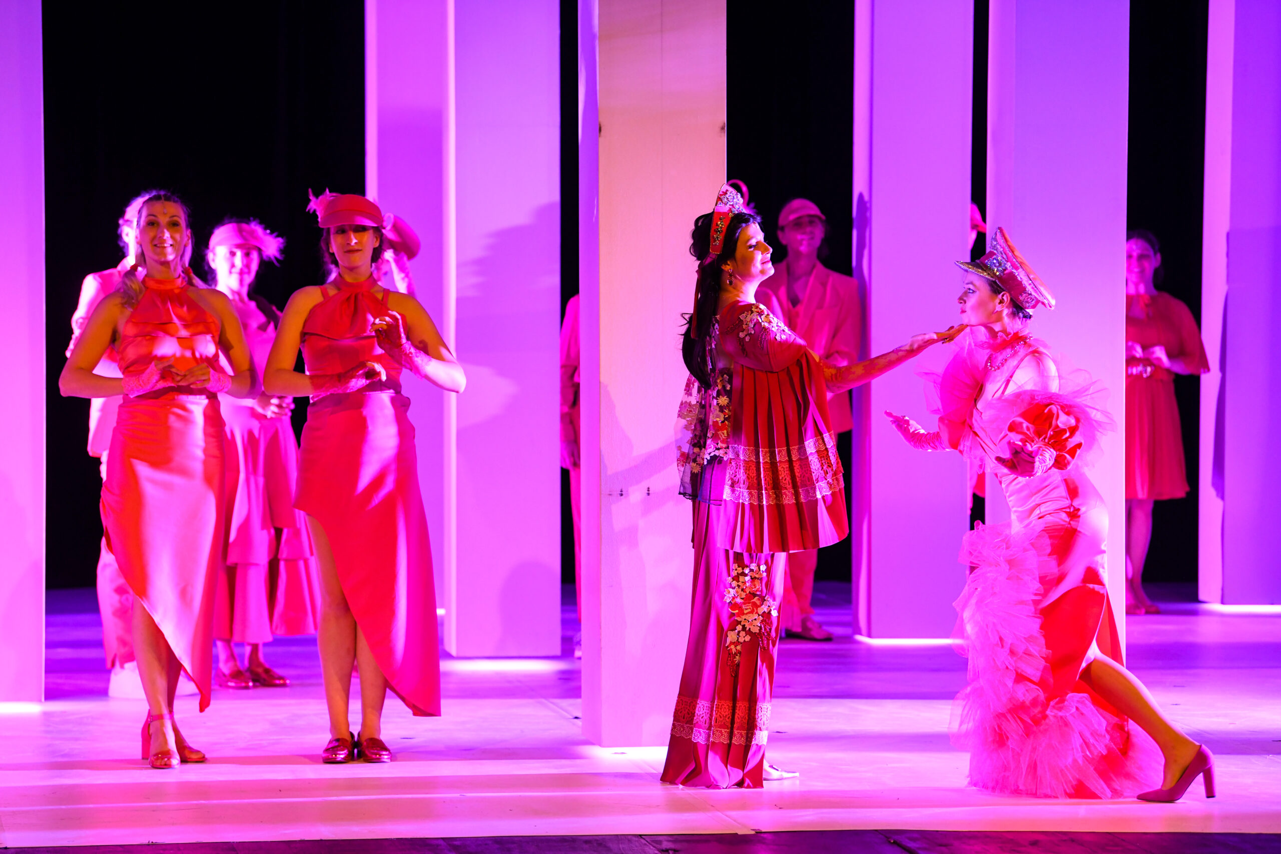 Revelion în teatru – un număr limitat de bilete mai sunt disponibile pentru reprezentațiile de sfârșit de an!