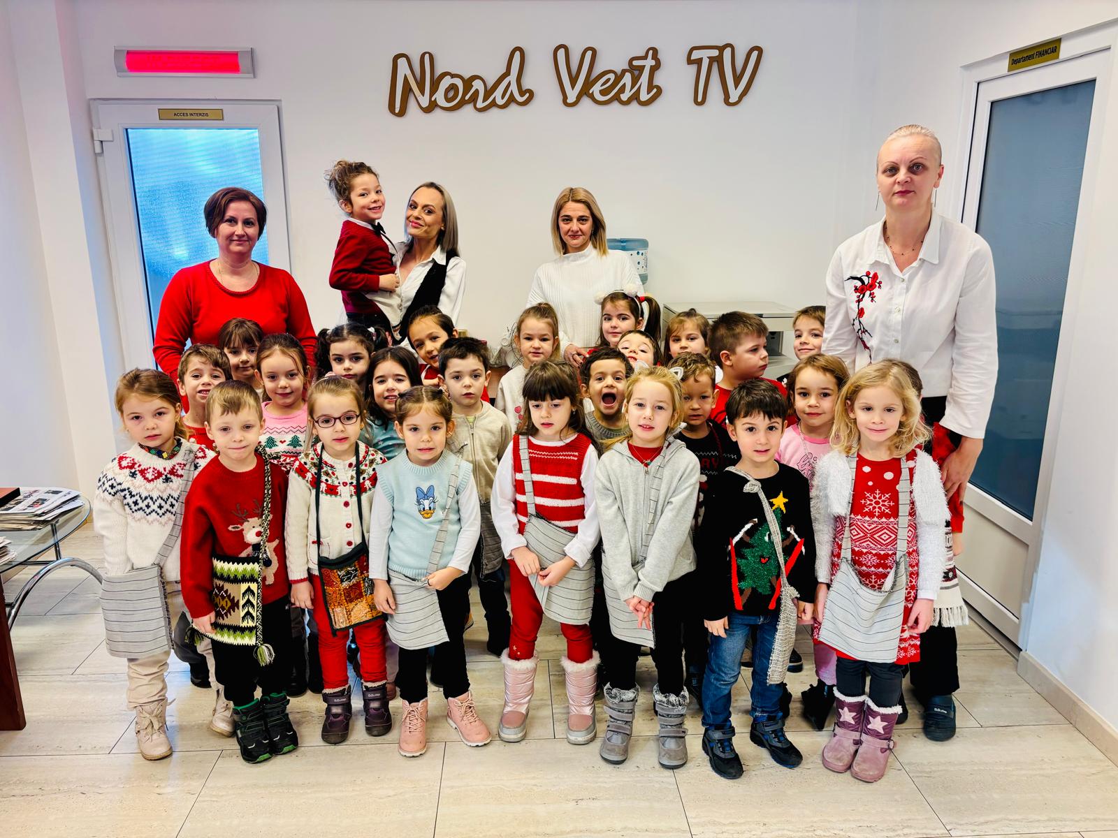 Micii colindători de la Grădinița „Dumbrava Minunată” au adus magia sărbătorilor la Gazeta de Nord-Vest și Nord Vest TV