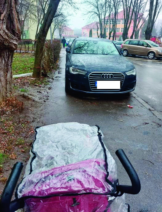 Trotuare blocate de... colindători