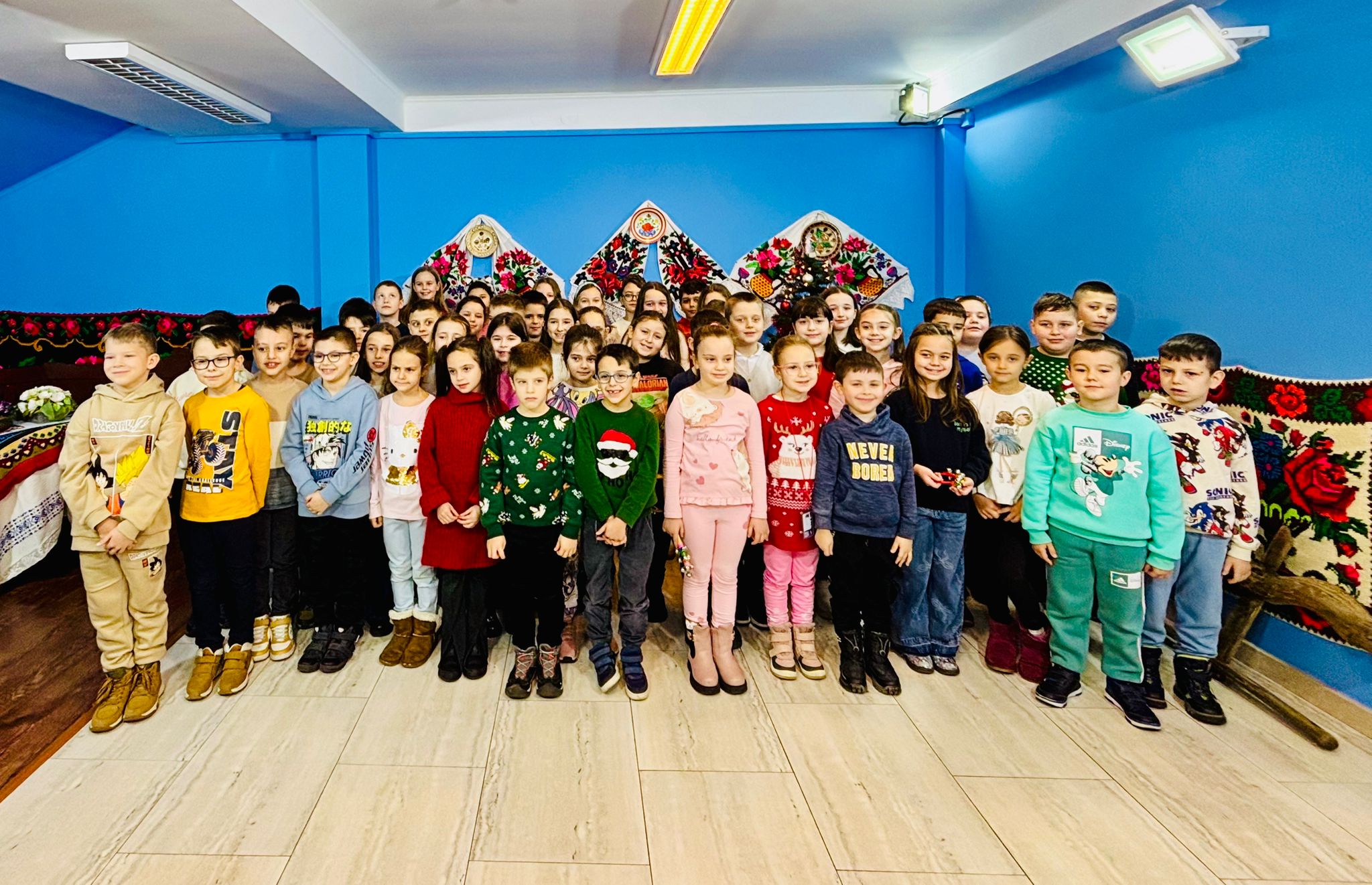 Elevii Școlii Gimnaziale „Lucian Blaga” și micuții de la Grădinița „Voinicelul” au colindat la Gazeta de Nord-Vest și Nord Vest TV